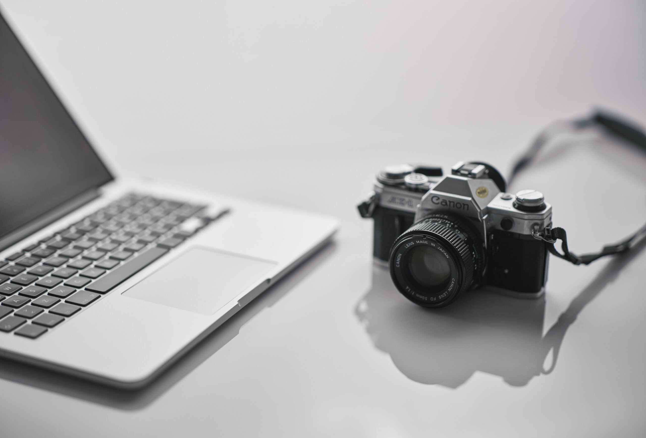 Laptop und Kamera, die digitale Fähigkeiten symbolisieren