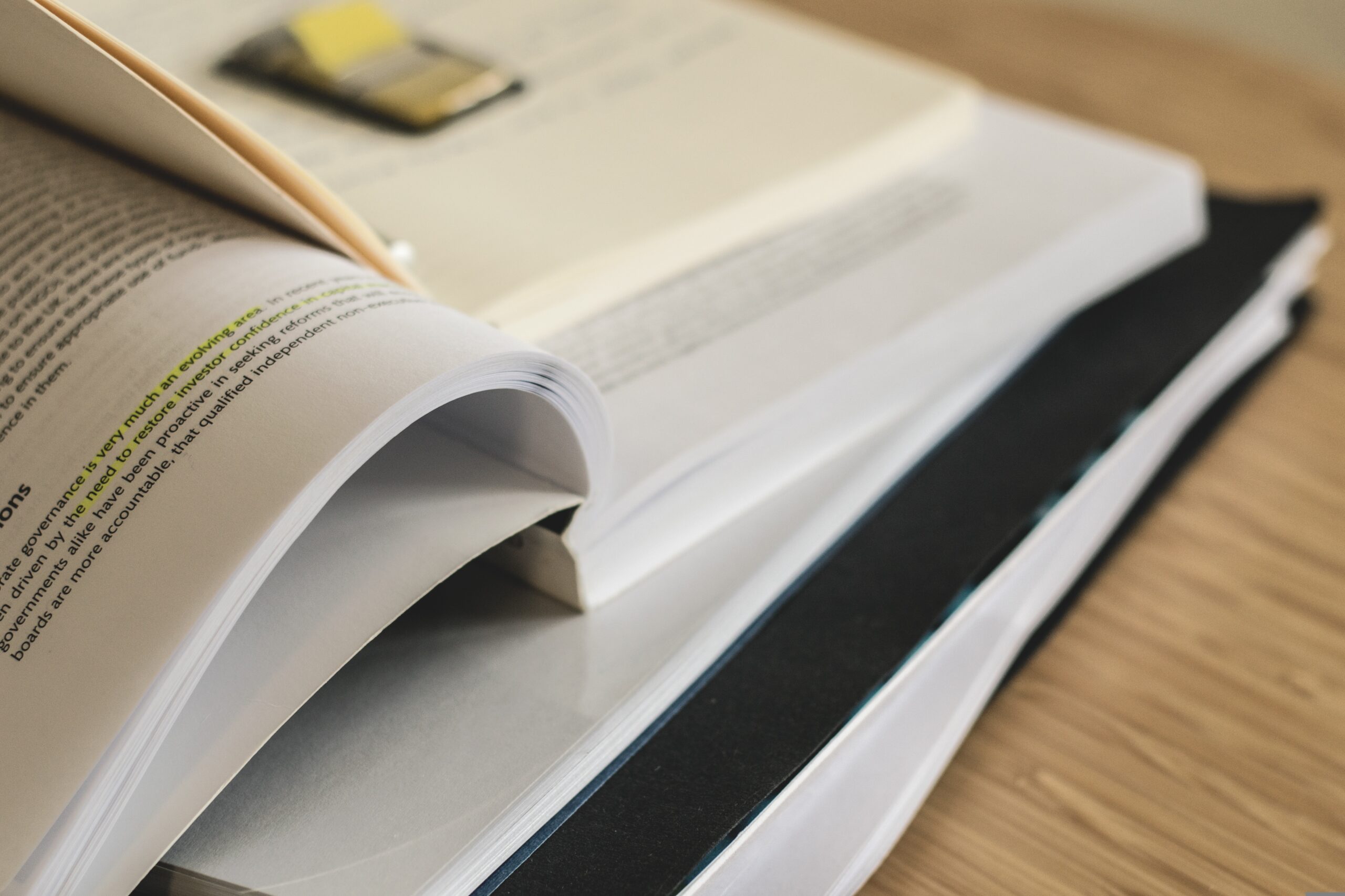 Bücher und Lernmaterialien, die das Interesse am Lesen symbolisieren